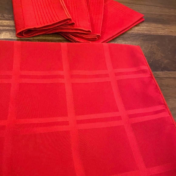 17 Piece Linen Set (Retail $103) - 1 Tablecloth, 8 Napkins, &  8 Rings - Picture 9 of 11